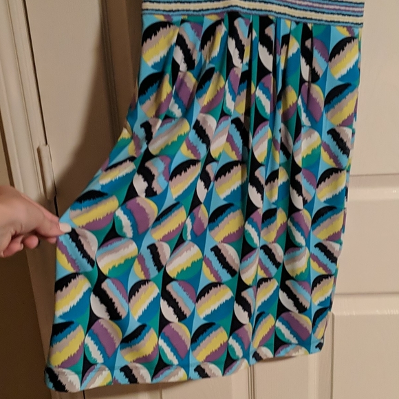 Sold BCBGMaxazria elastic V-neck geometric dress - Picture 8 of 8